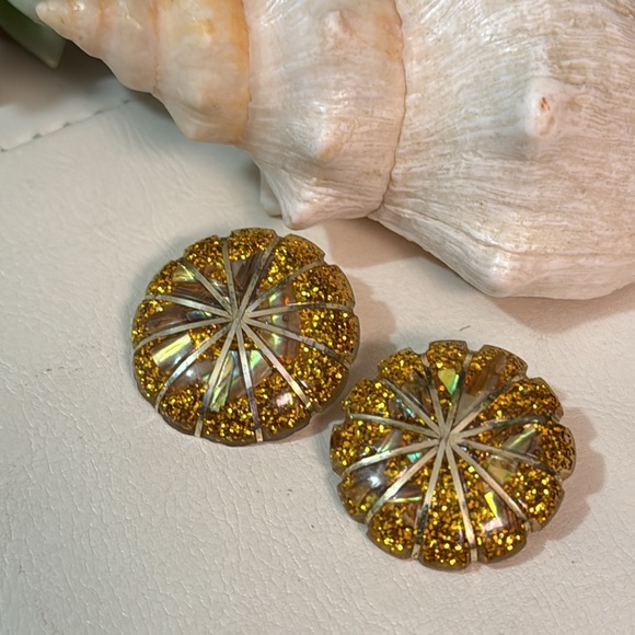 Vintage Clip On Earrings-Sparky Gold Toned Resin - Picture 5 of 15